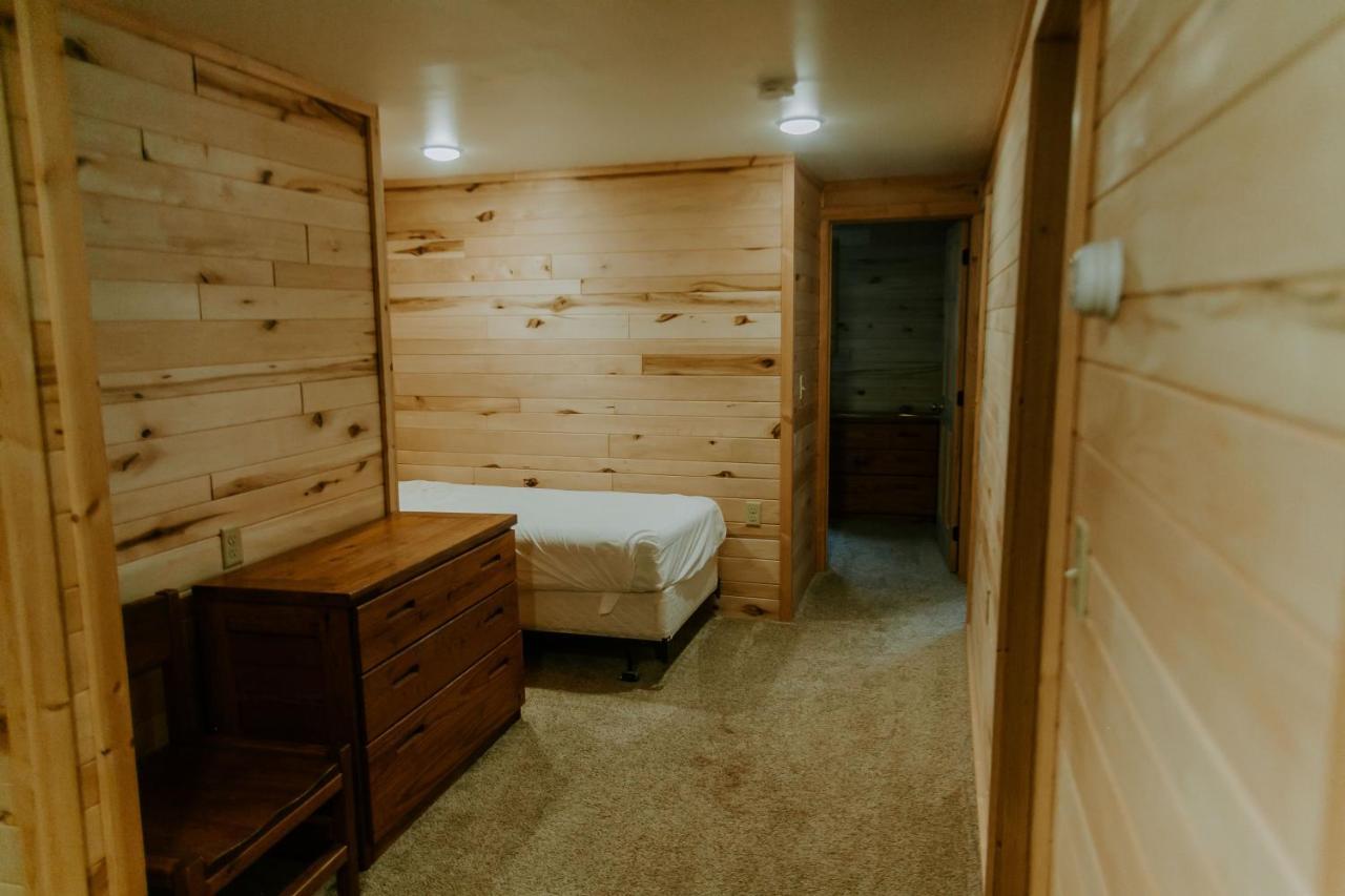 Silver Rapids Lodge & Campground Ely Екстер'єр фото